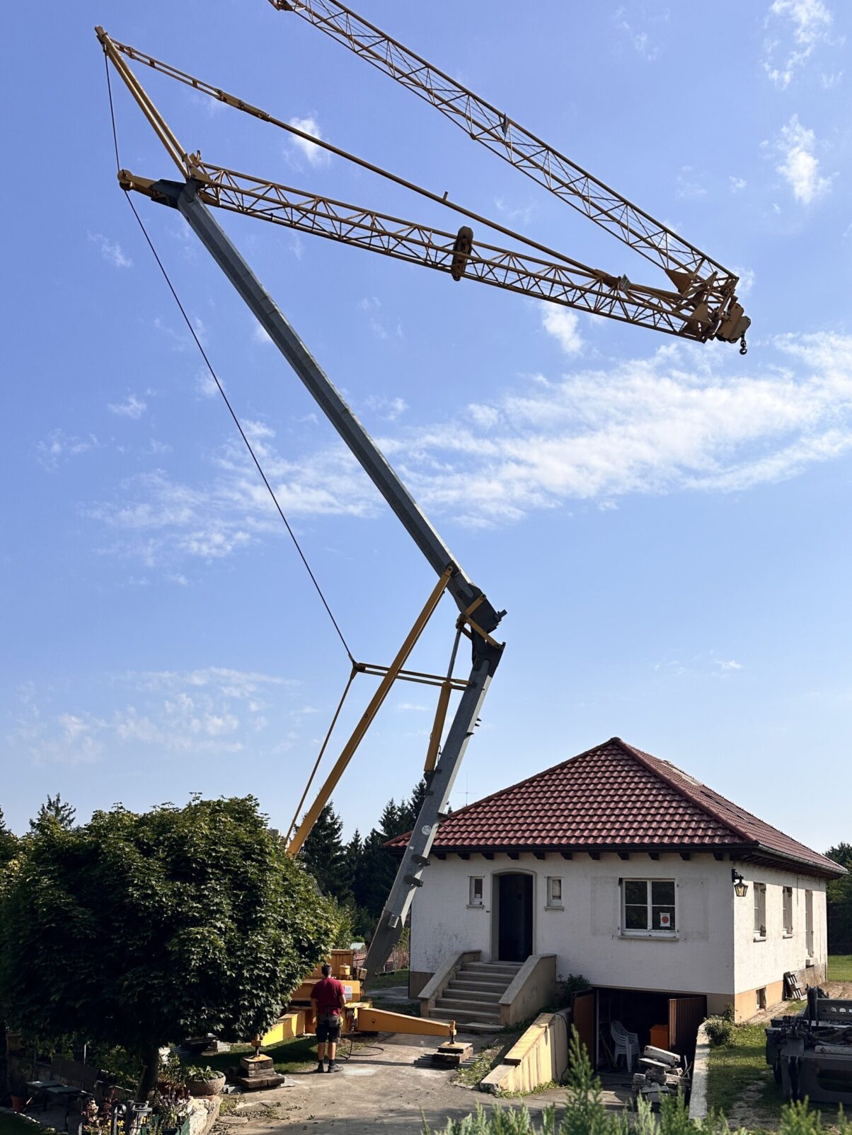 baustelle eines wohnhauses in laiz mit kran